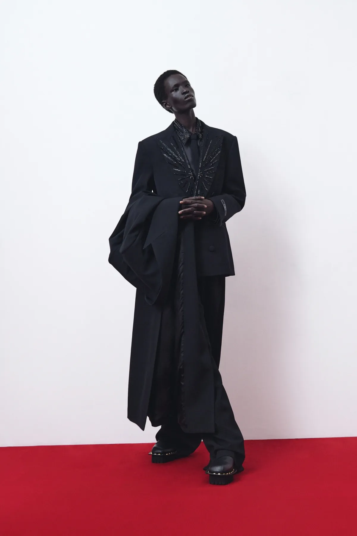 La collection croisière 2026 de Balmain réinvente la masculinité