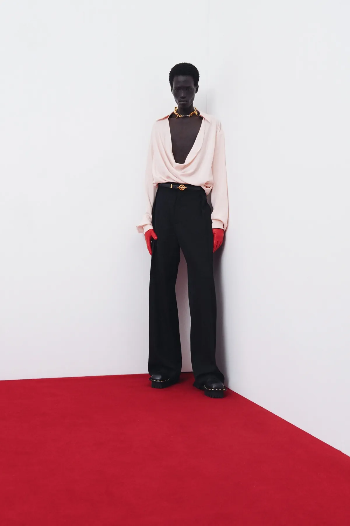 La collection croisière 2026 de Balmain réinvente la masculinité