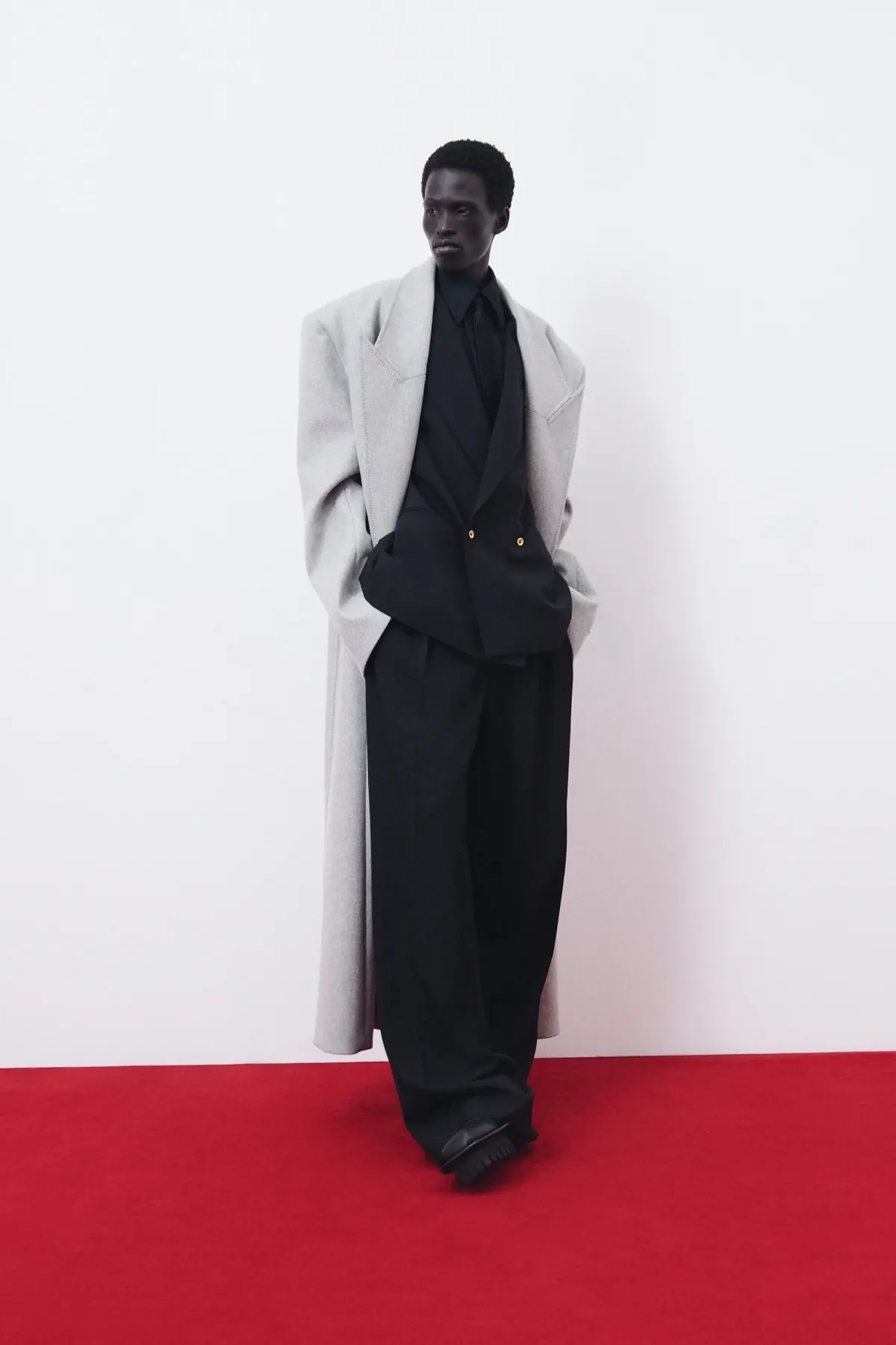 La collection croisière 2026 de Balmain réinvente la masculinité