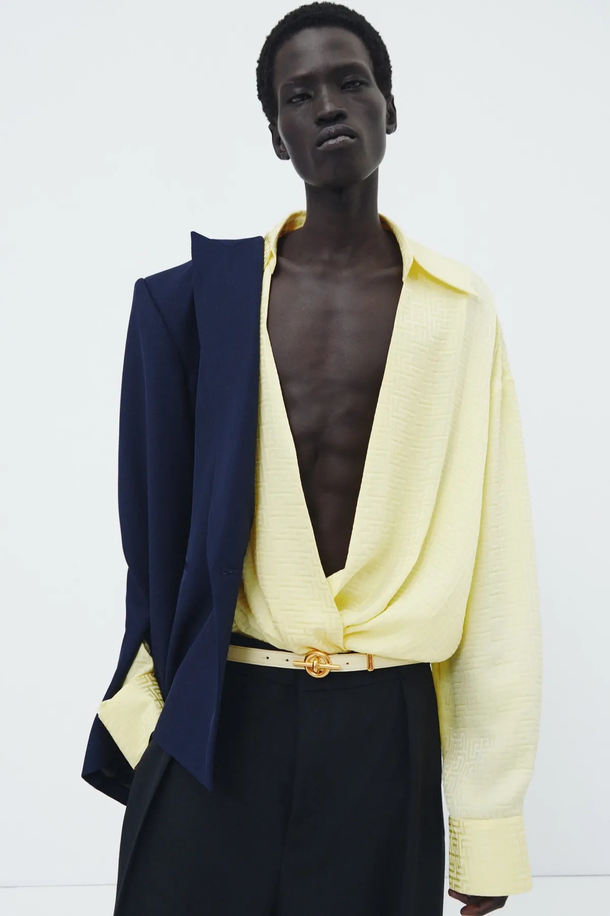 La collection croisière 2026 de Balmain réinvente la masculinité