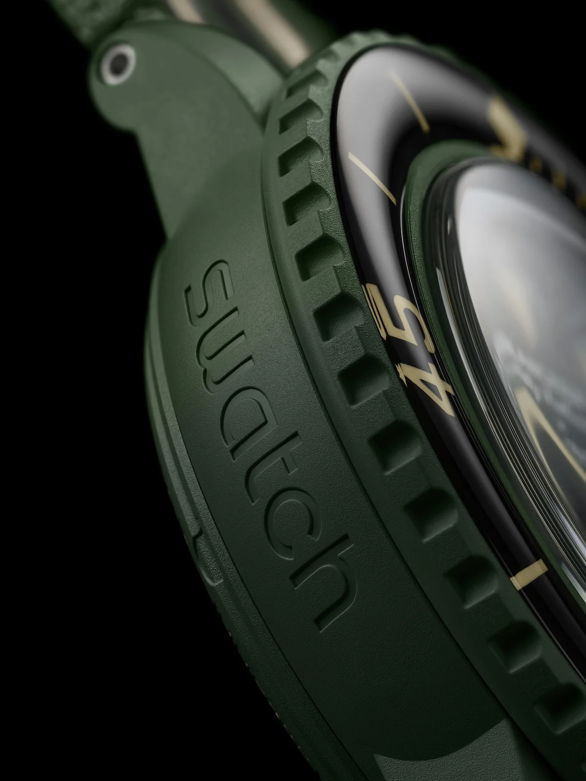 Blancpain x Swatch GREEN ABYSS 4 La nouvelle montre Blancpain x Swatch GREEN ABYSS adopte une esthétique militaire pour séduire les amateurs de plongée