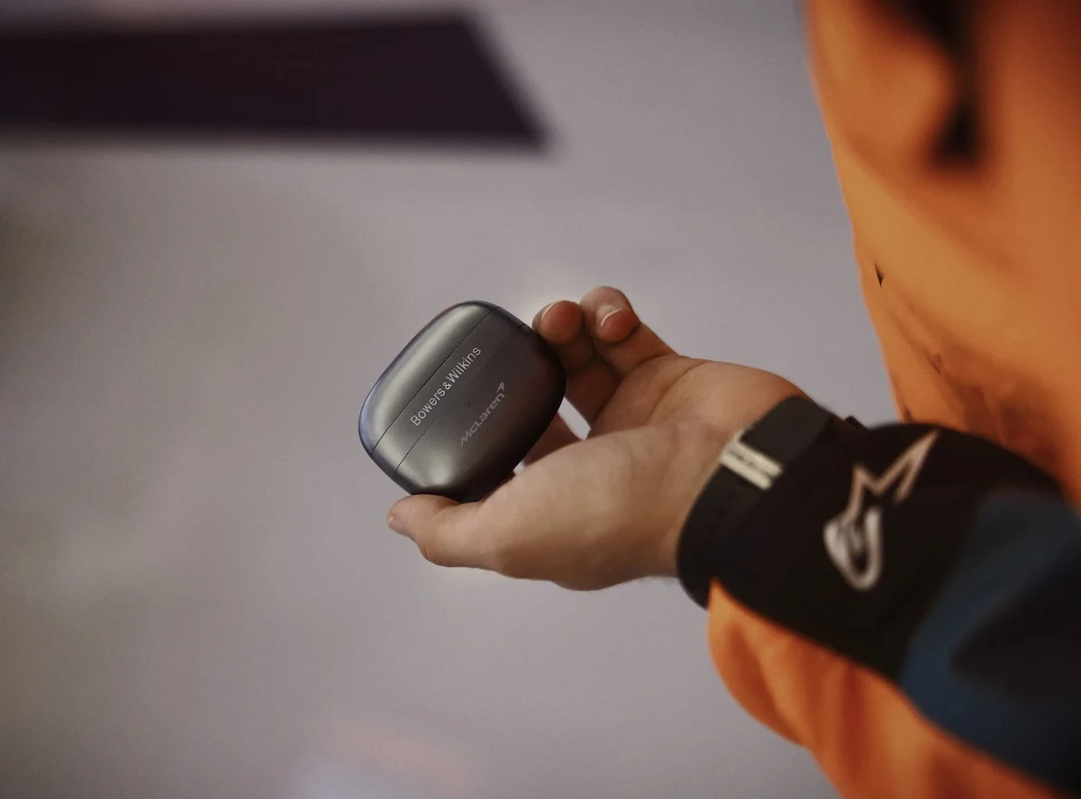 Bowers Wilkins x McLaren Ecouteurs Pi8 McLaren Edition 4 Bowers & Wilkins lance les écouteurs Pi8 McLaren Édition pour les passionnés de Formule 1