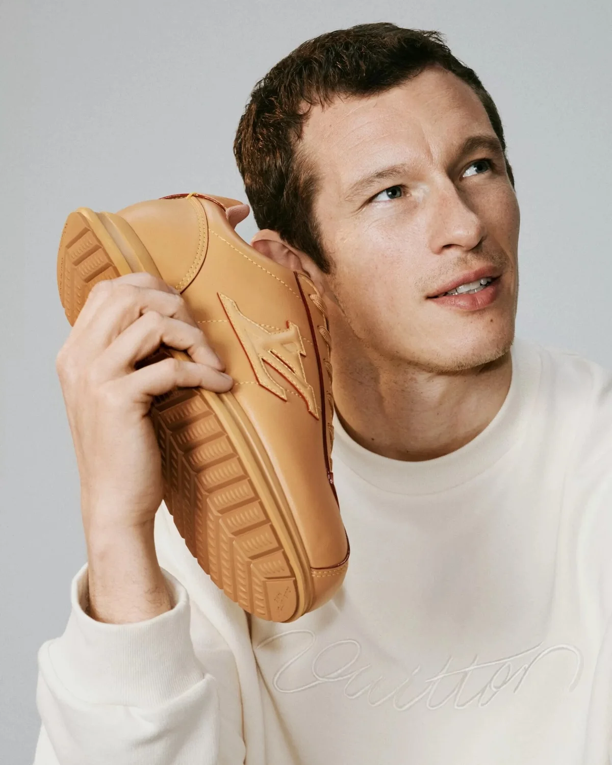 Callum Turner x Campagne sneakers de Louis Vuitton 1 Callum Turner incarne la nouvelle sneaker Louis Vuitton LV Buttersoft