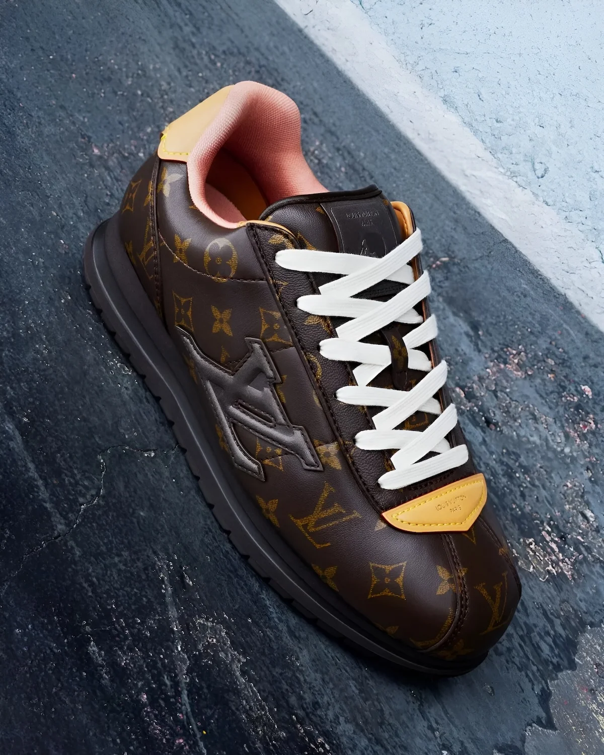 Callum Turner x Campagne sneakers de Louis Vuitton 3 Callum Turner incarne la nouvelle sneaker Louis Vuitton LV Buttersoft