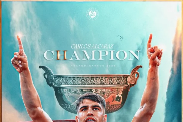 Carlos Alcaraz signe la remontée du siècle à Roland-Garros en venant à bout du numéro un mondial Jannik Sinner