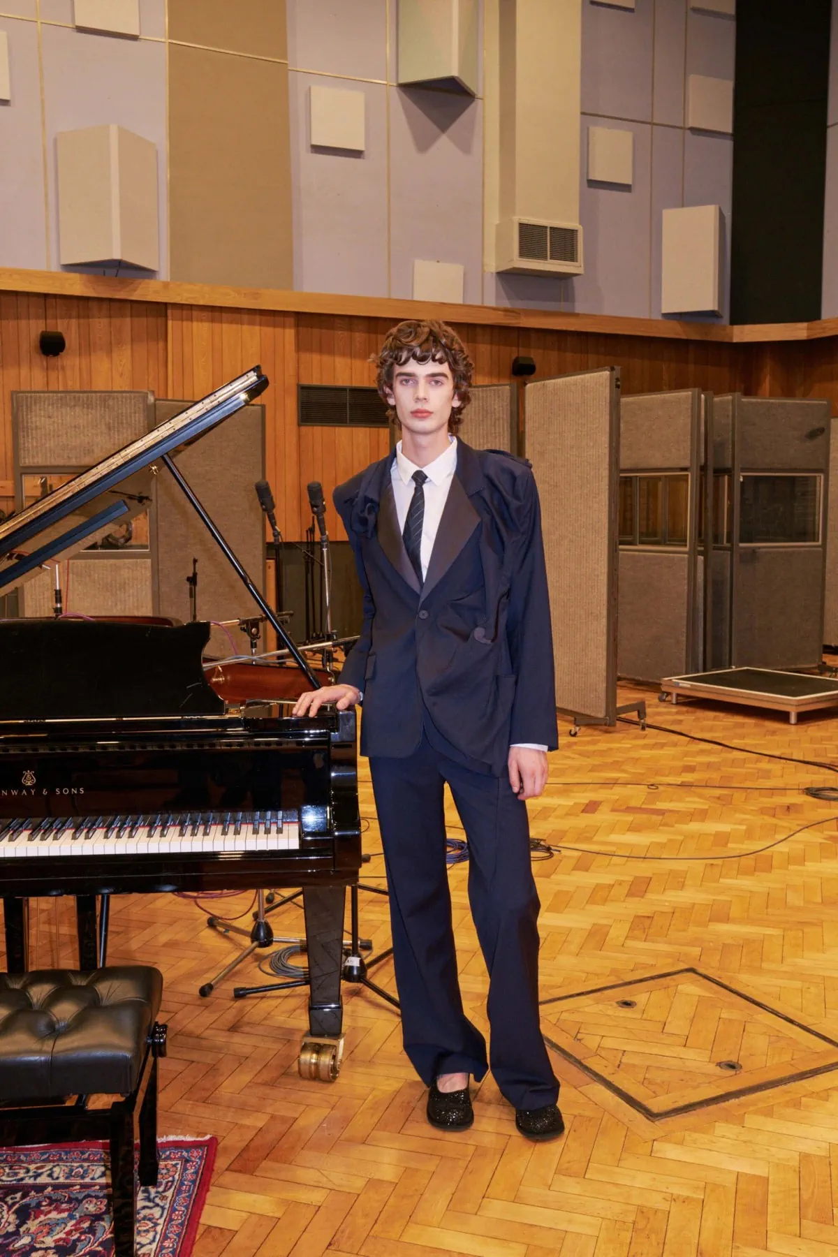 Pour le printemps 2026, Charles Jeffrey Loverboy redéfinit le vestiaire masculin aux Studios Abbey Road