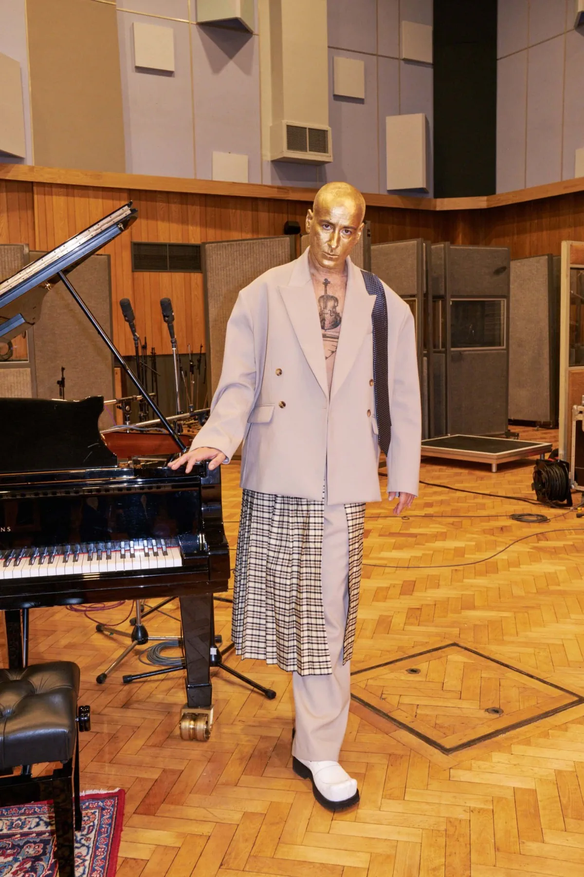 Pour le printemps 2026, Charles Jeffrey Loverboy redéfinit le vestiaire masculin aux Studios Abbey Road