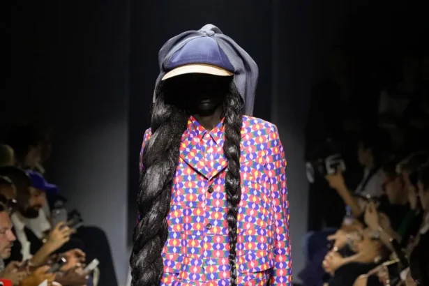 COMME des GARÇONS Homme Plus Printemps 2026 : vision déconstruite du costume traditionnel