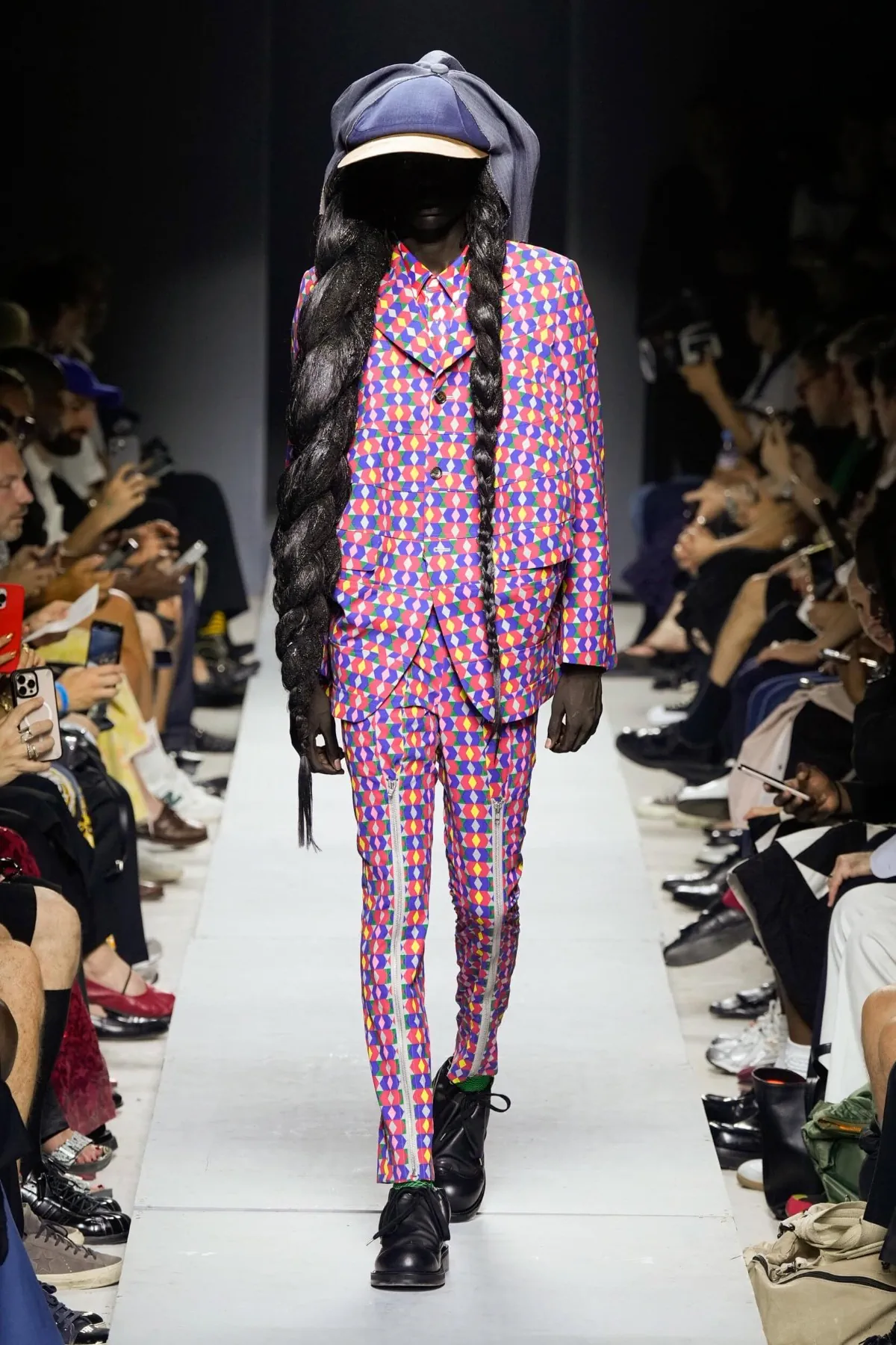 COMME des GARÇONS Homme Plus Printemps 2026 : vision déconstruite du costume traditionnel