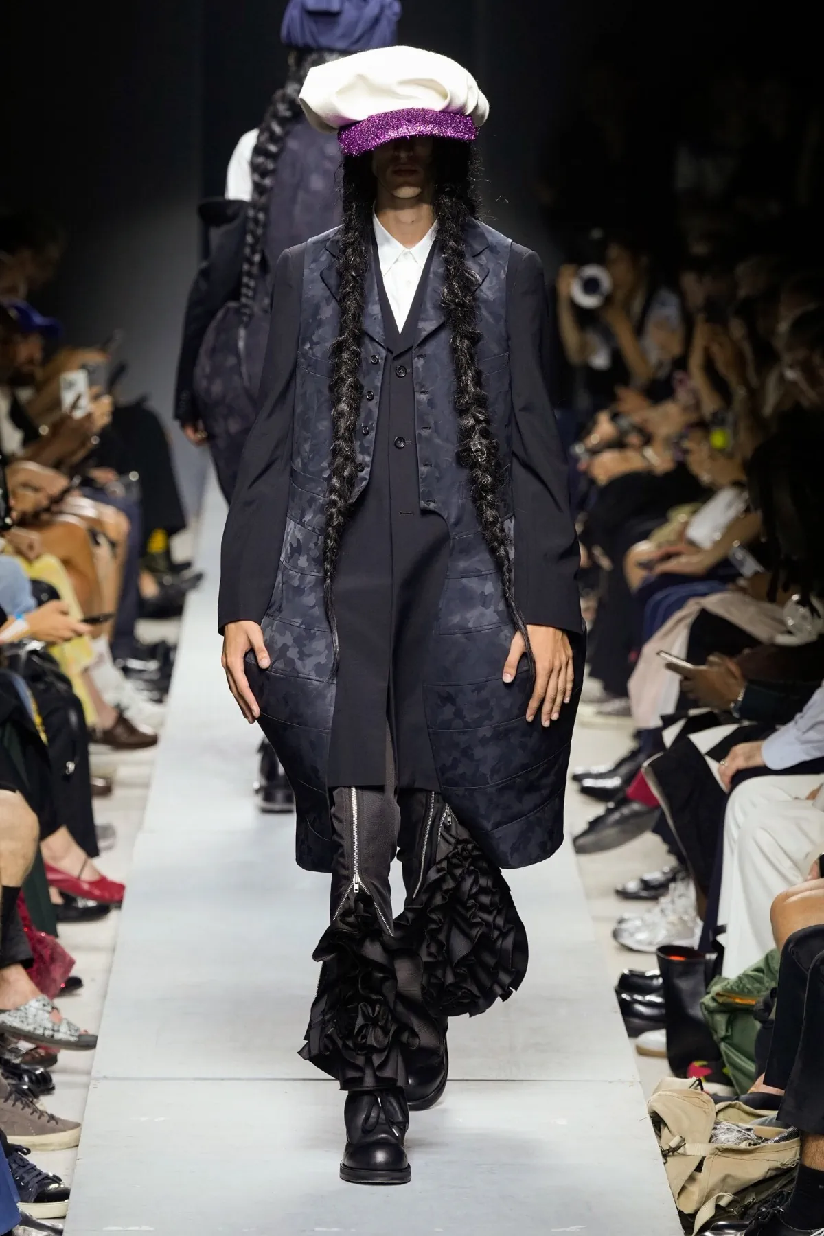 COMME des GARÇONS Homme Plus Printemps 2026 : vision déconstruite du costume traditionnel