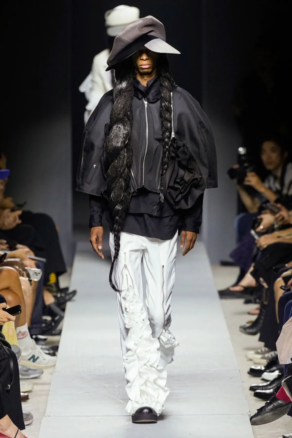 COMME des GARÇONS Homme Plus Printemps 2026 : vision déconstruite du costume traditionnel