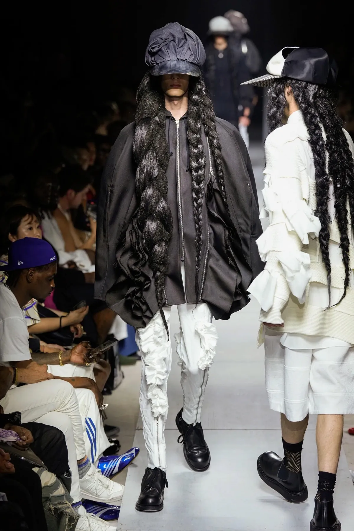 COMME des GARÇONS Homme Plus Printemps 2026 : vision déconstruite du costume traditionnel