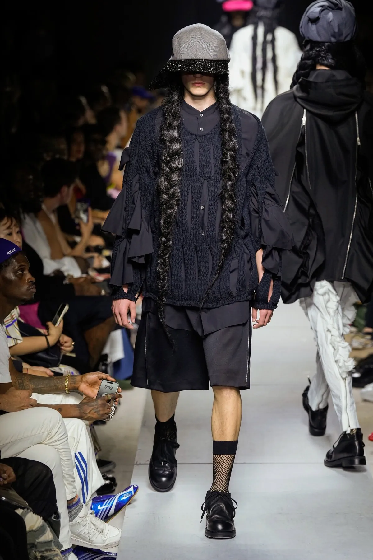 COMME des GARÇONS Homme Plus Printemps 2026 : vision déconstruite du costume traditionnel