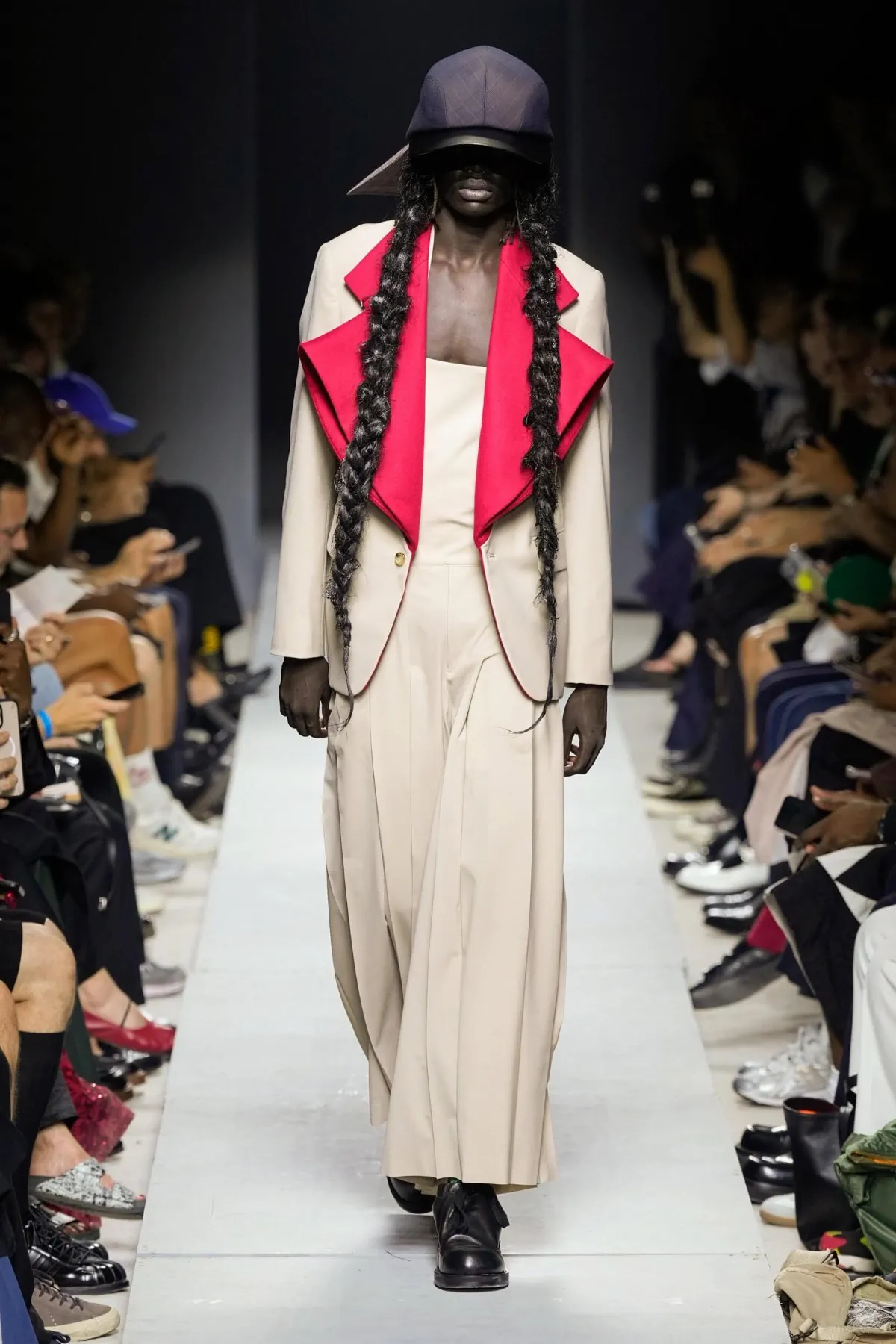 COMME des GARÇONS Homme Plus Printemps 2026 : vision déconstruite du costume traditionnel
