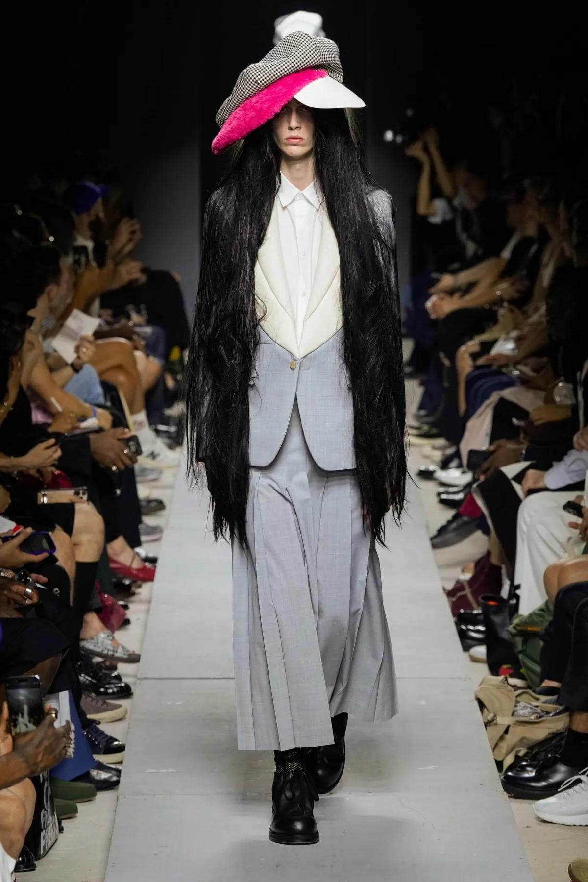 COMME des GARÇONS Homme Plus Printemps 2026 : vision déconstruite du costume traditionnel