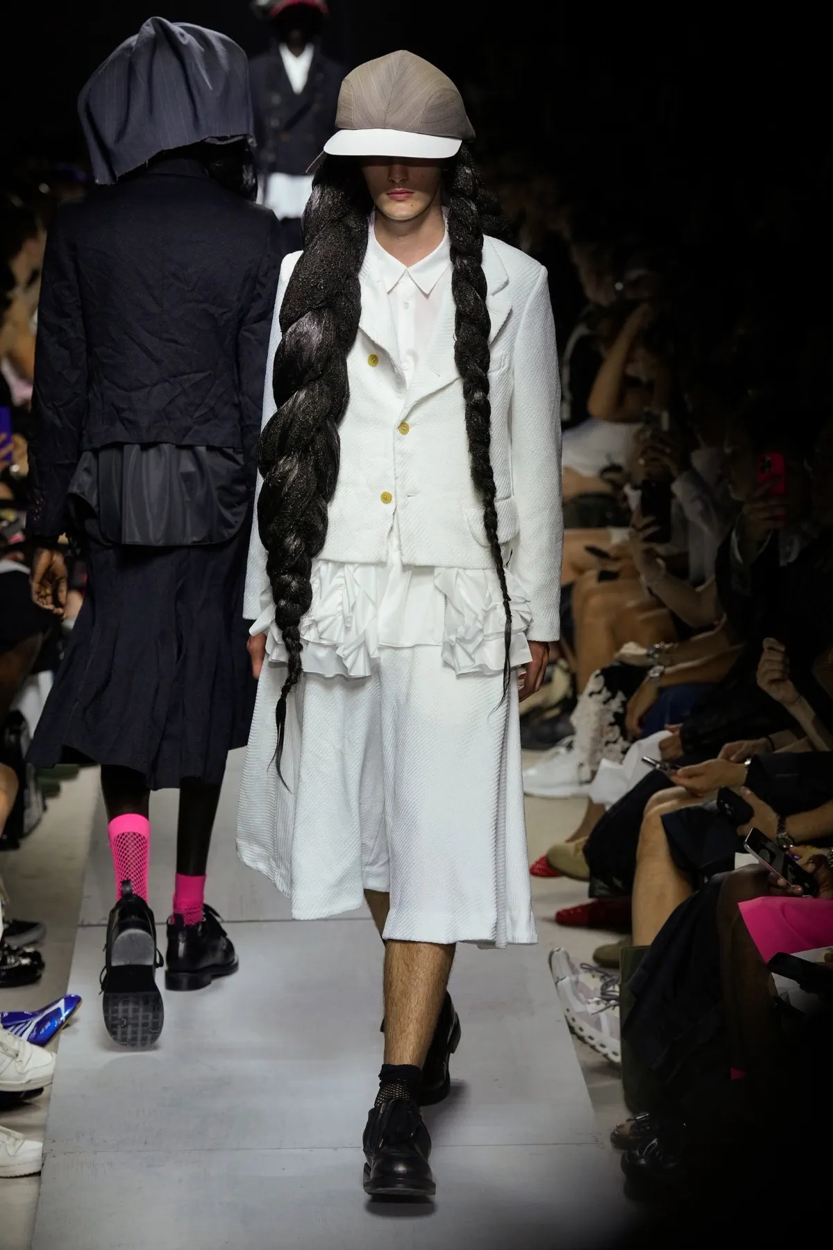 COMME des GARÇONS Homme Plus Printemps 2026 : vision déconstruite du costume traditionnel