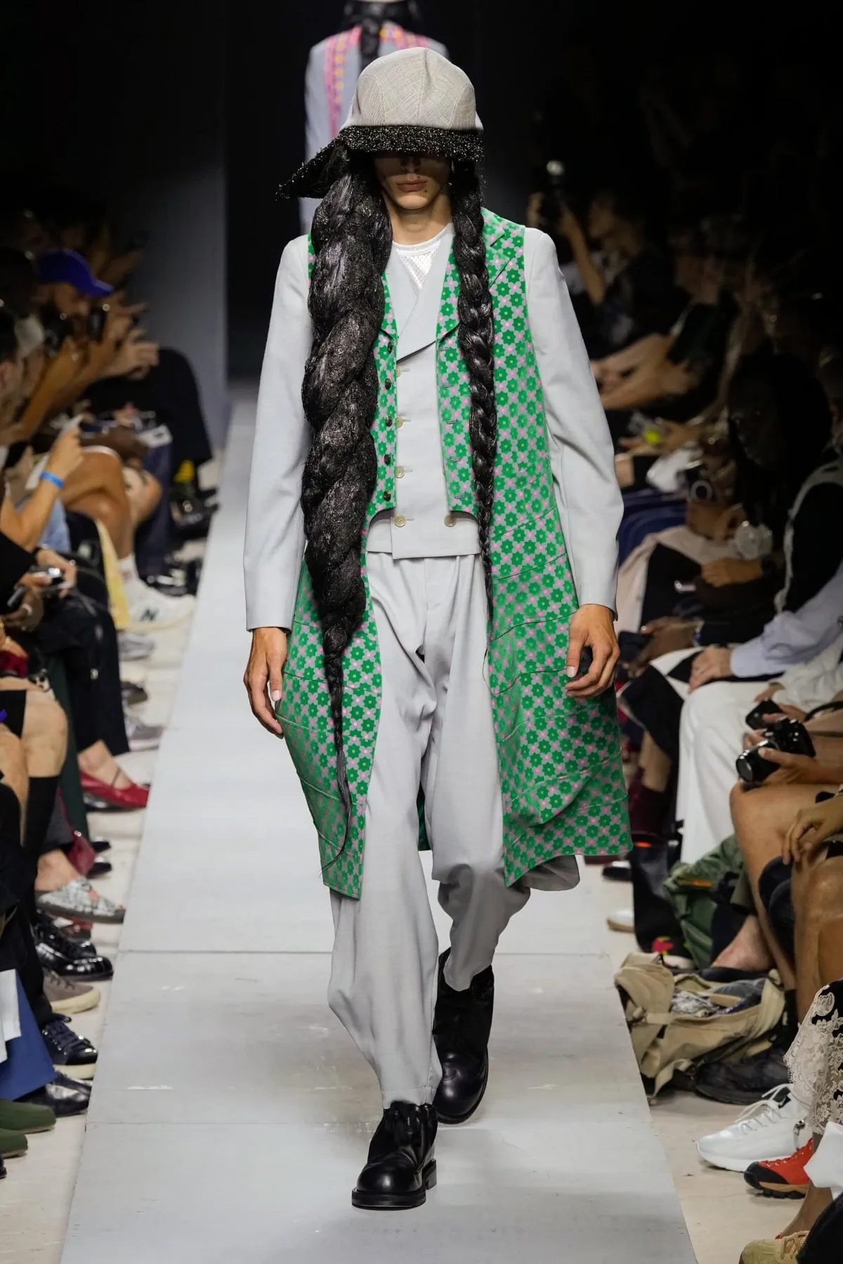 COMME des GARÇONS Homme Plus Printemps 2026 : vision déconstruite du costume traditionnel