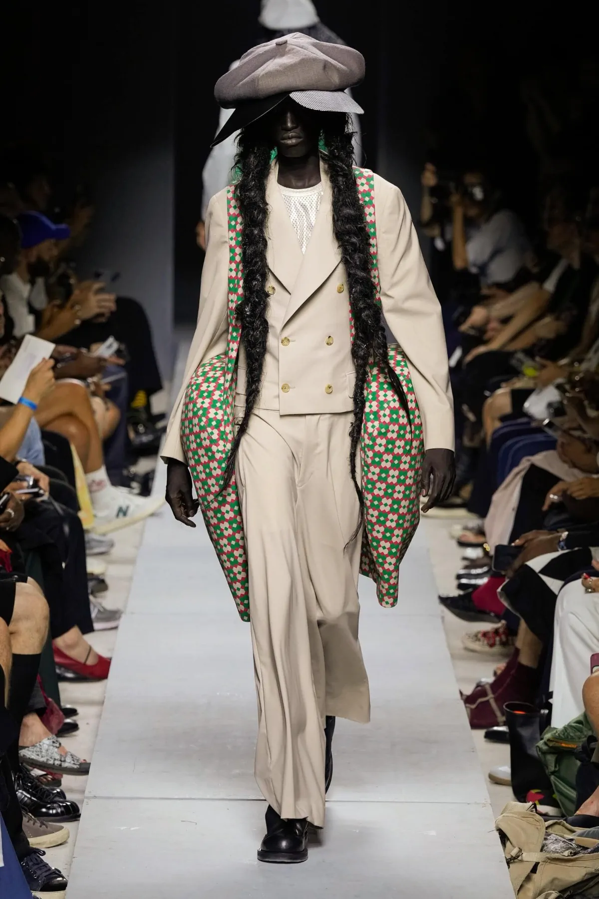 COMME des GARÇONS Homme Plus Printemps 2026 : vision déconstruite du costume traditionnel