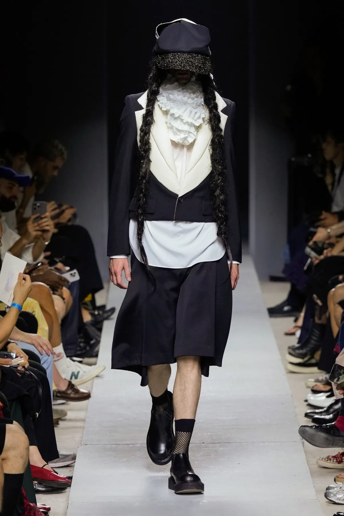 COMME des GARÇONS Homme Plus Printemps 2026 : vision déconstruite du costume traditionnel