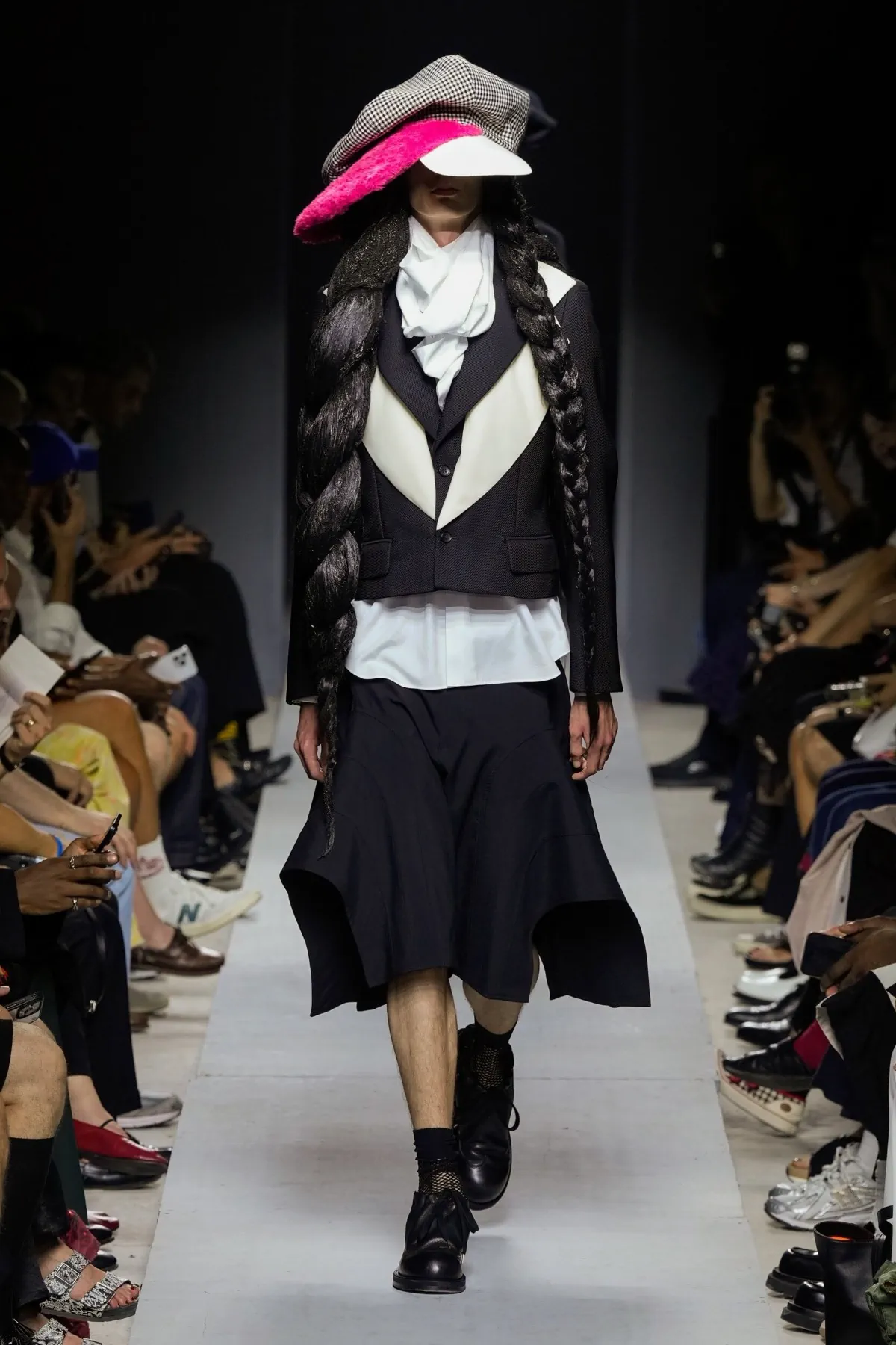 COMME des GARÇONS Homme Plus Printemps 2026 : vision déconstruite du costume traditionnel
