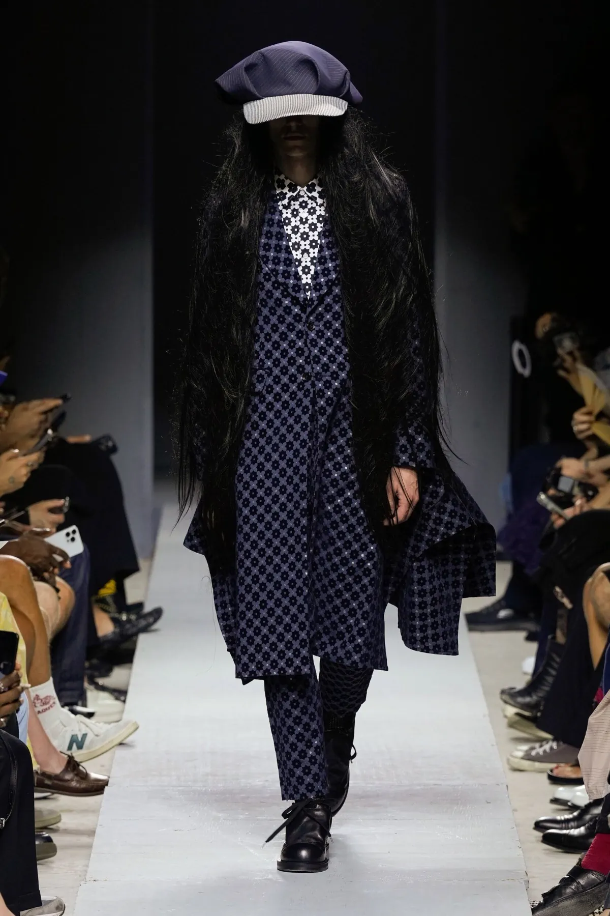 COMME des GARÇONS Homme Plus Printemps 2026 : vision déconstruite du costume traditionnel