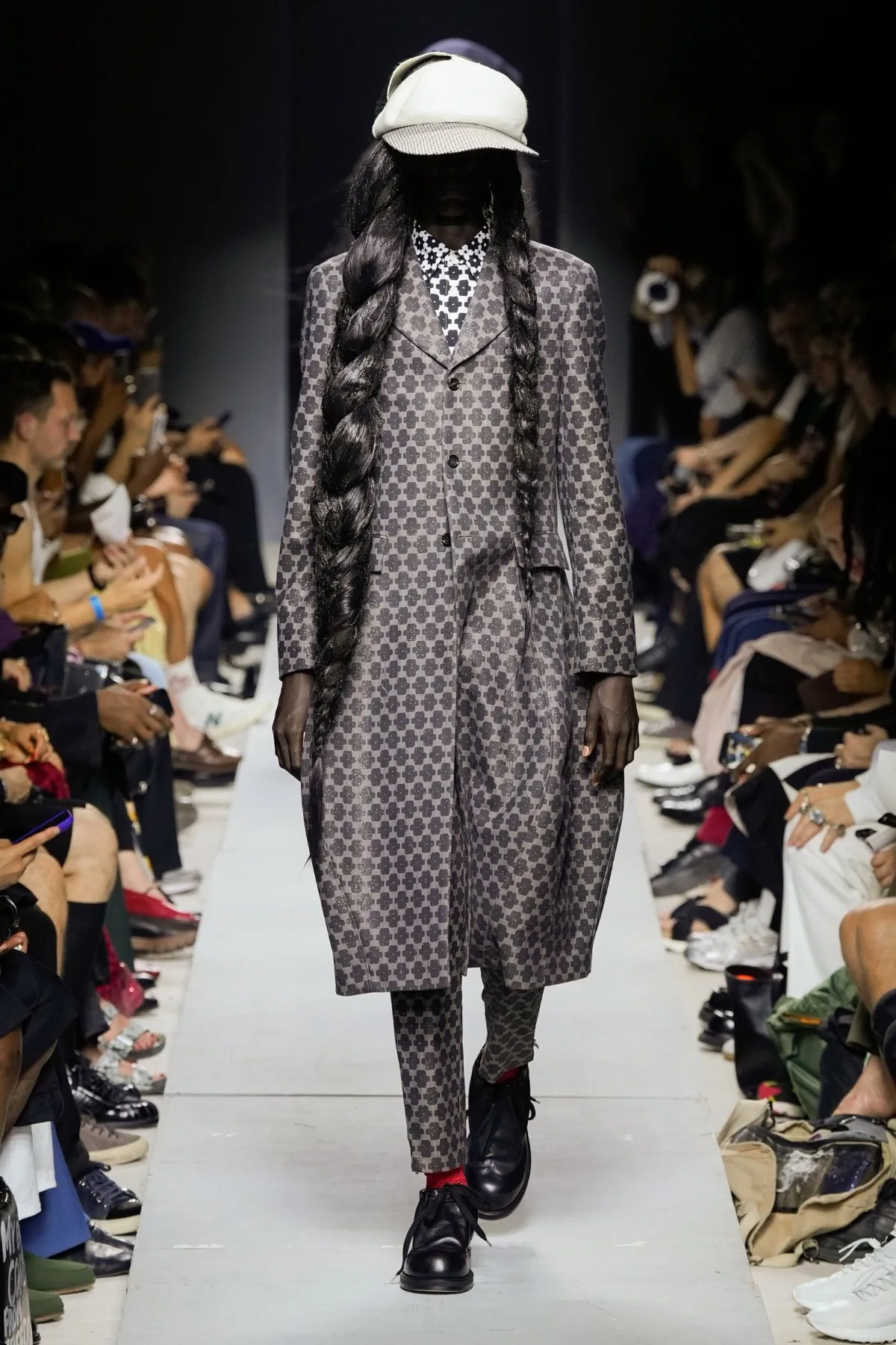 COMME des GARÇONS Homme Plus Printemps 2026 : vision déconstruite du costume traditionnel
