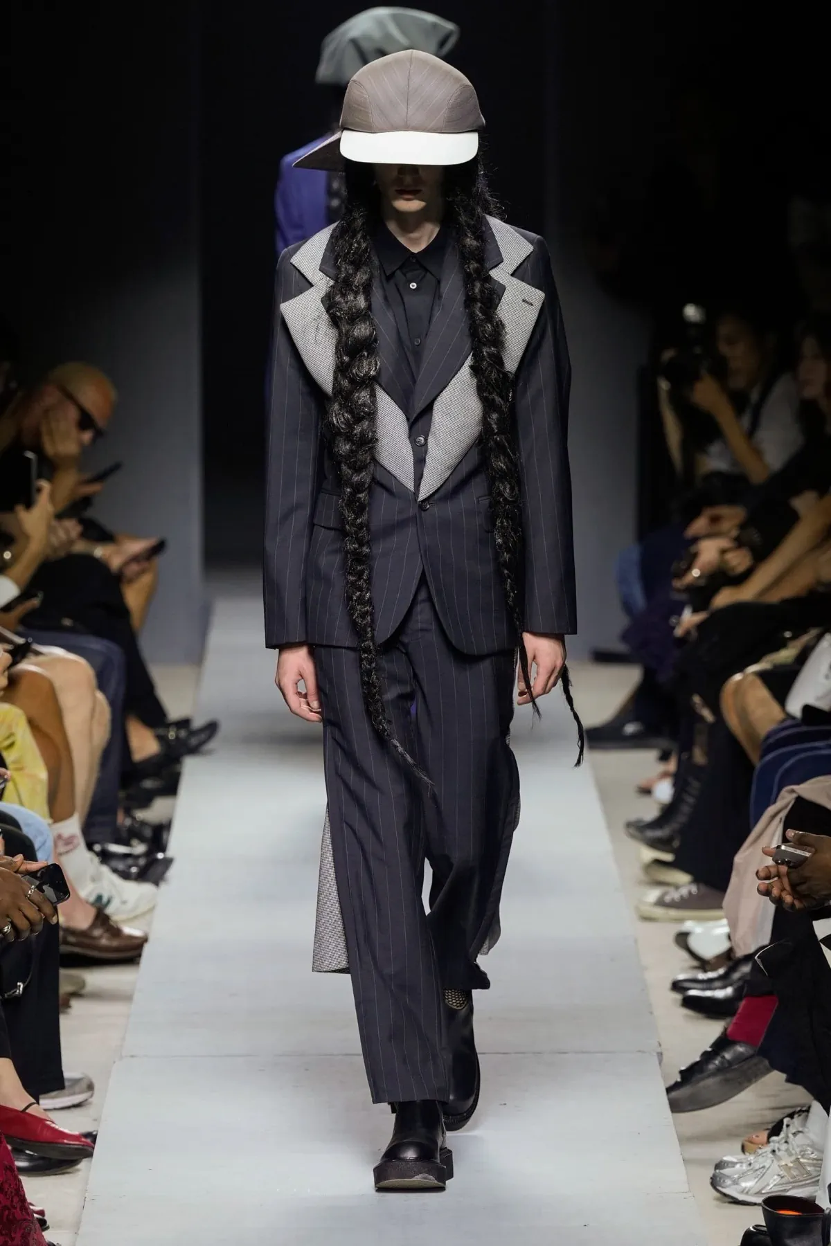 COMME des GARÇONS Homme Plus Printemps 2026 : vision déconstruite du costume traditionnel