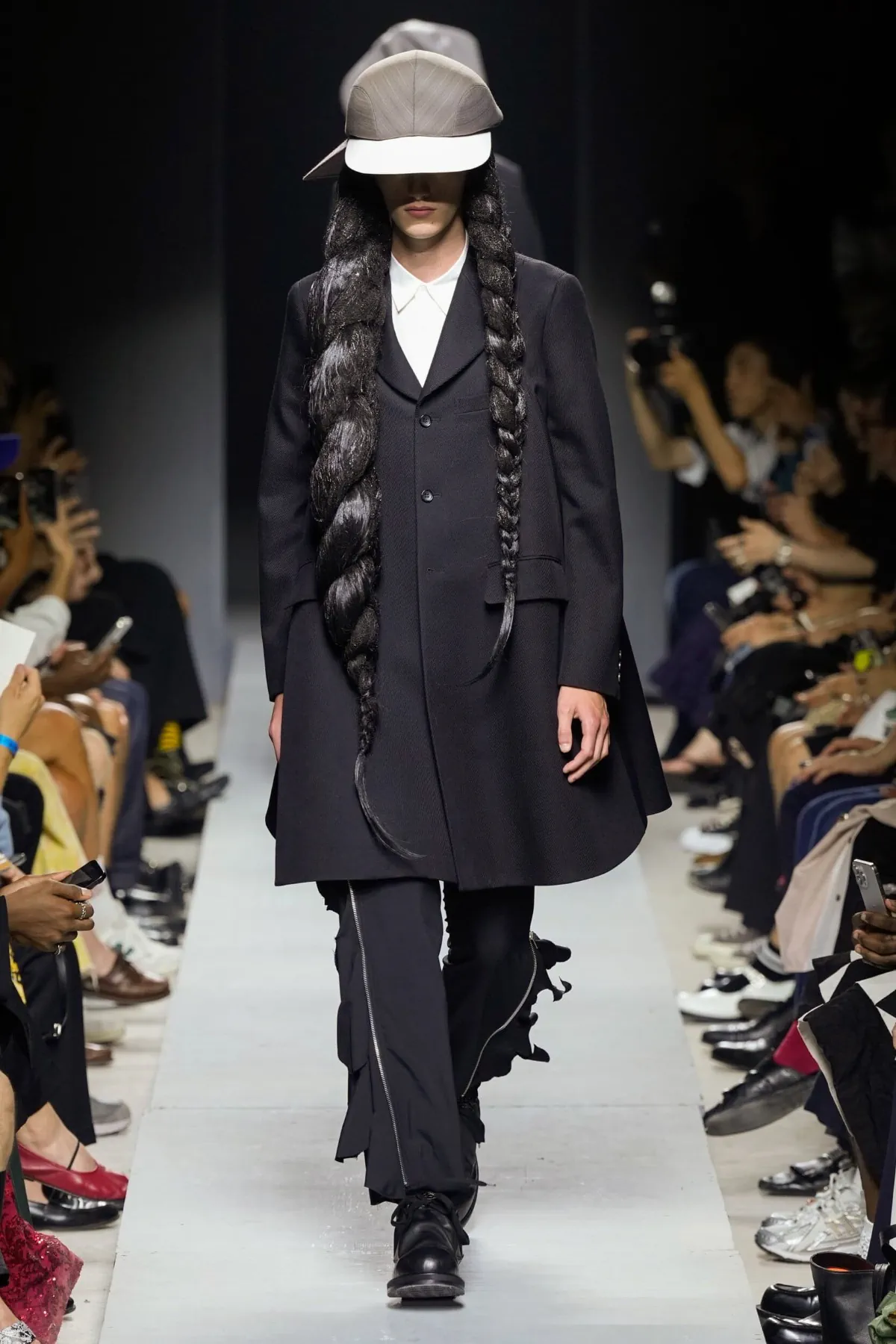 COMME des GARÇONS Homme Plus Printemps 2026 : vision déconstruite du costume traditionnel