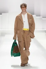 Dolce Gabbana Spring Summer 2026 Milan Fashion Week 1 Pour le Printemps 2026, Dolce & Gabbana transforme le pyjama masculin en véritable manifeste de mode