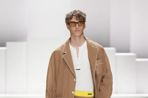 Pour le Printemps 2026, Dolce & Gabbana transforme le pyjama masculin en véritable manifeste de mode