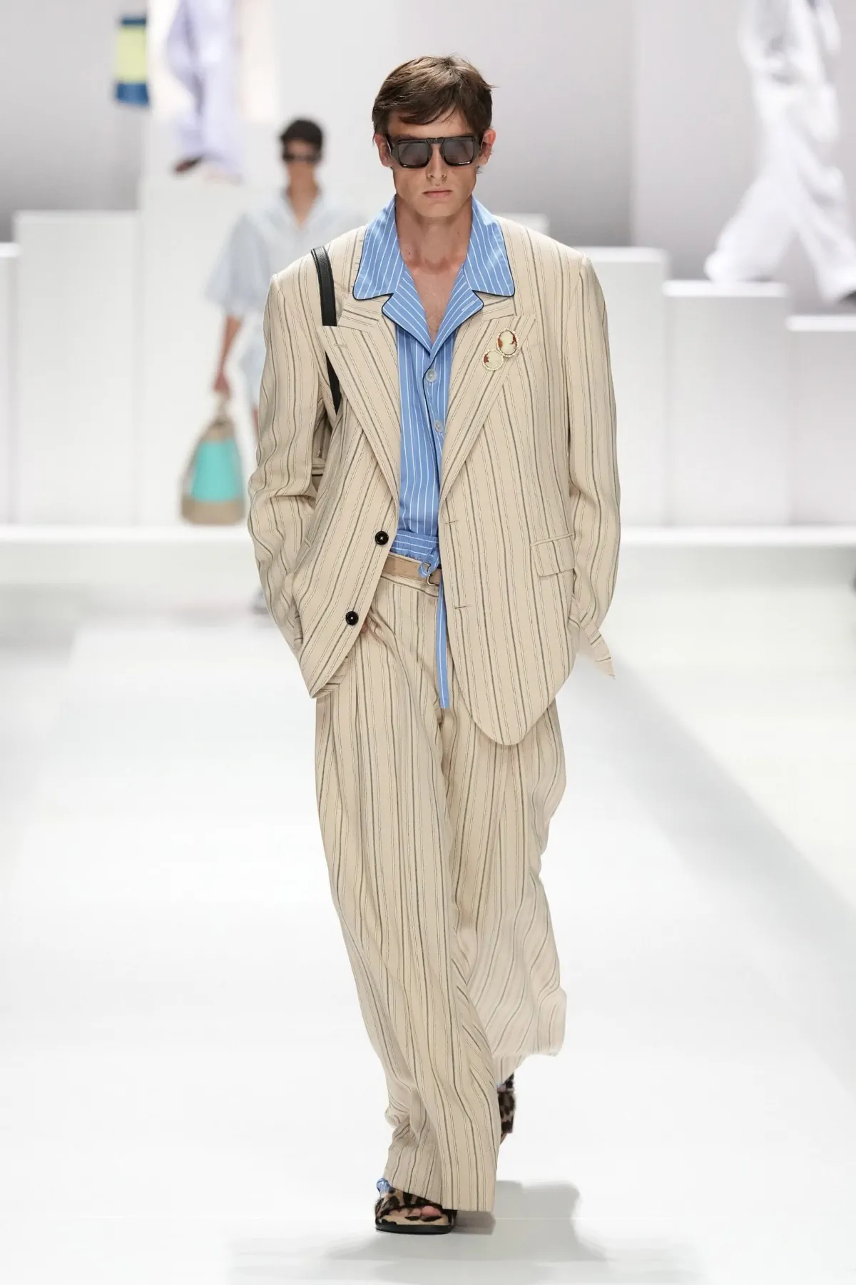 Pour le Printemps 2026, Dolce & Gabbana transforme le pyjama masculin en véritable manifeste de mode