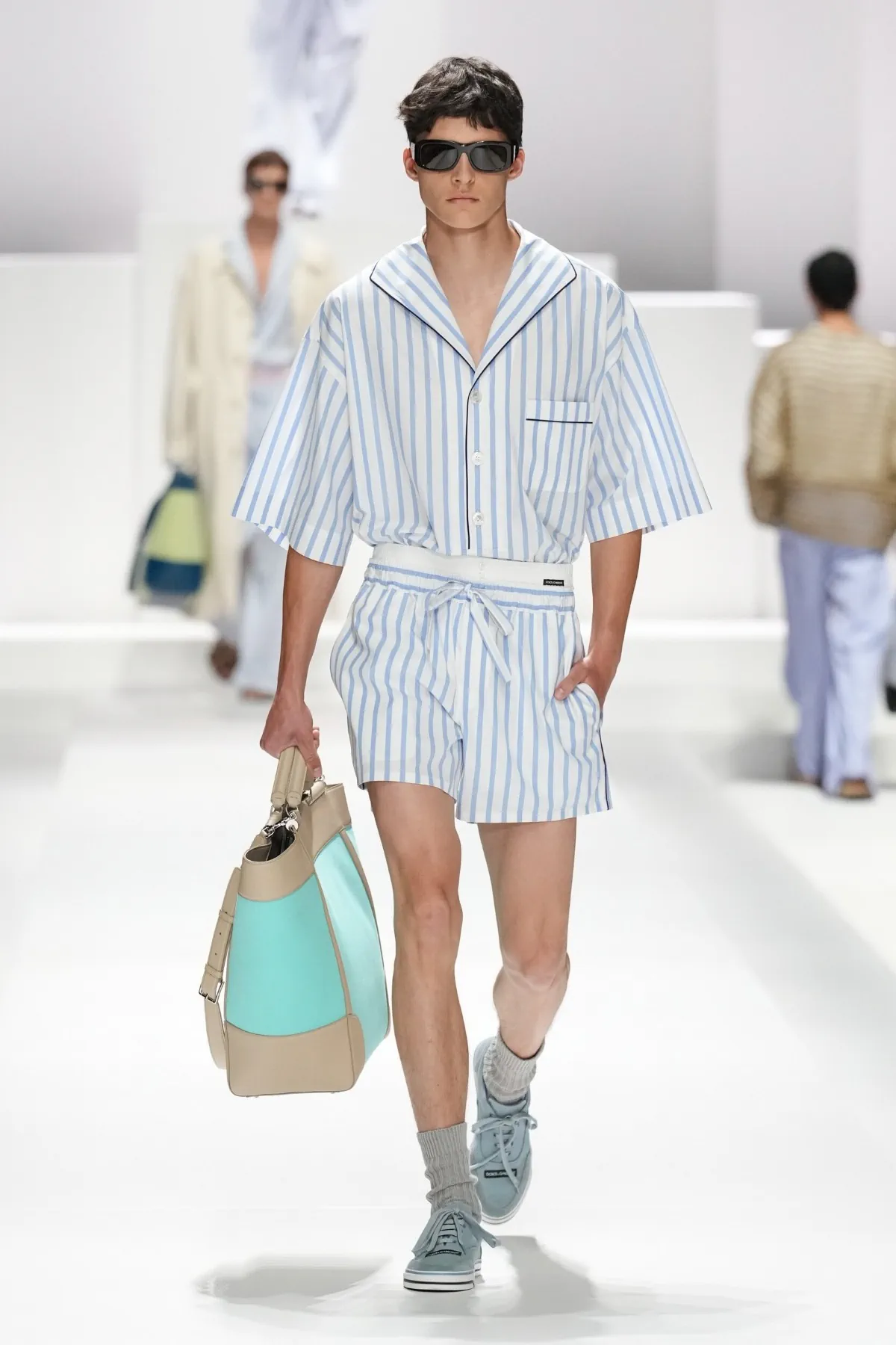 Pour le Printemps 2026, Dolce & Gabbana transforme le pyjama masculin en véritable manifeste de mode