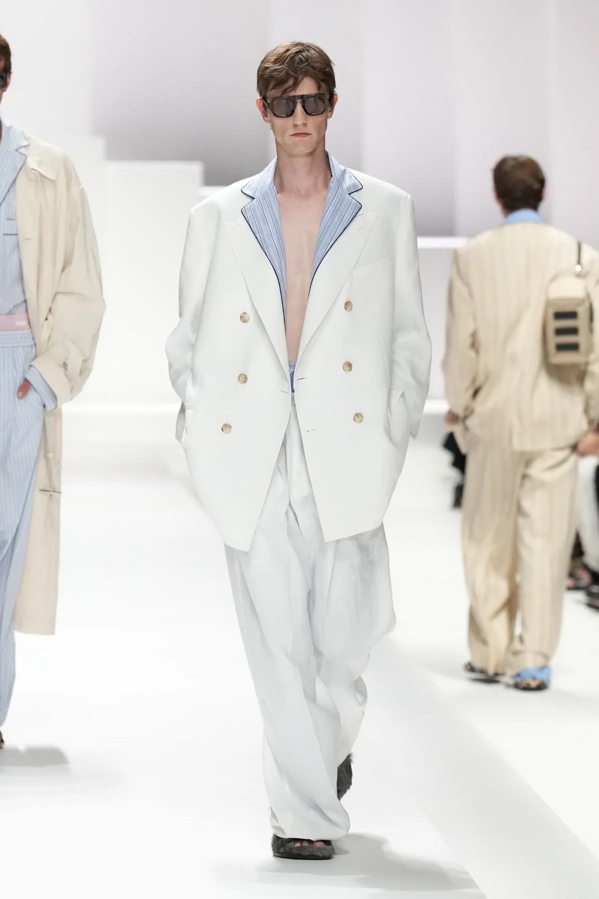 Pour le Printemps 2026, Dolce & Gabbana transforme le pyjama masculin en véritable manifeste de mode