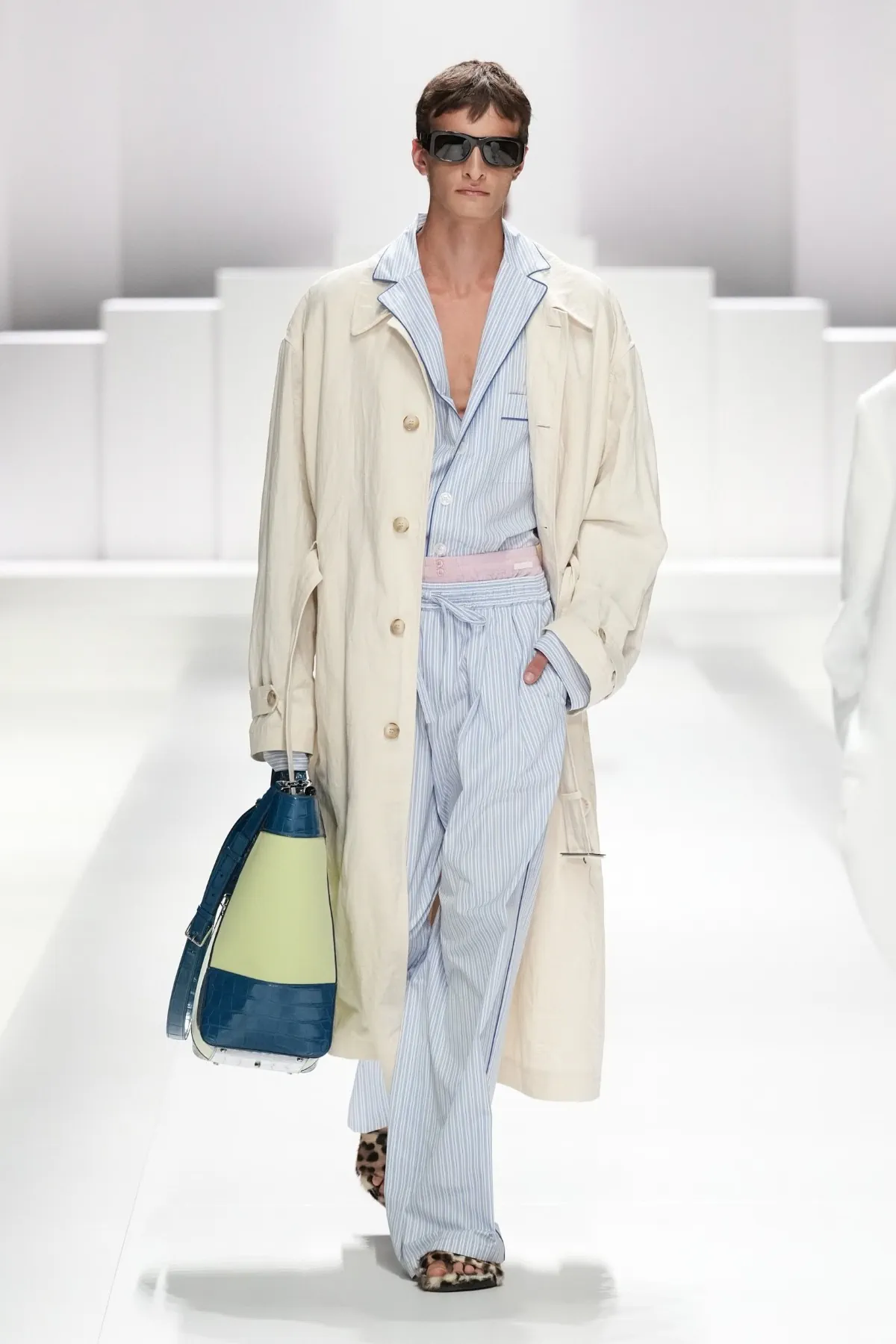Pour le Printemps 2026, Dolce & Gabbana transforme le pyjama masculin en véritable manifeste de mode