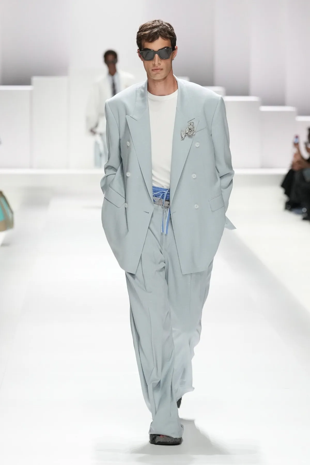 Pour le Printemps 2026, Dolce & Gabbana transforme le pyjama masculin en véritable manifeste de mode