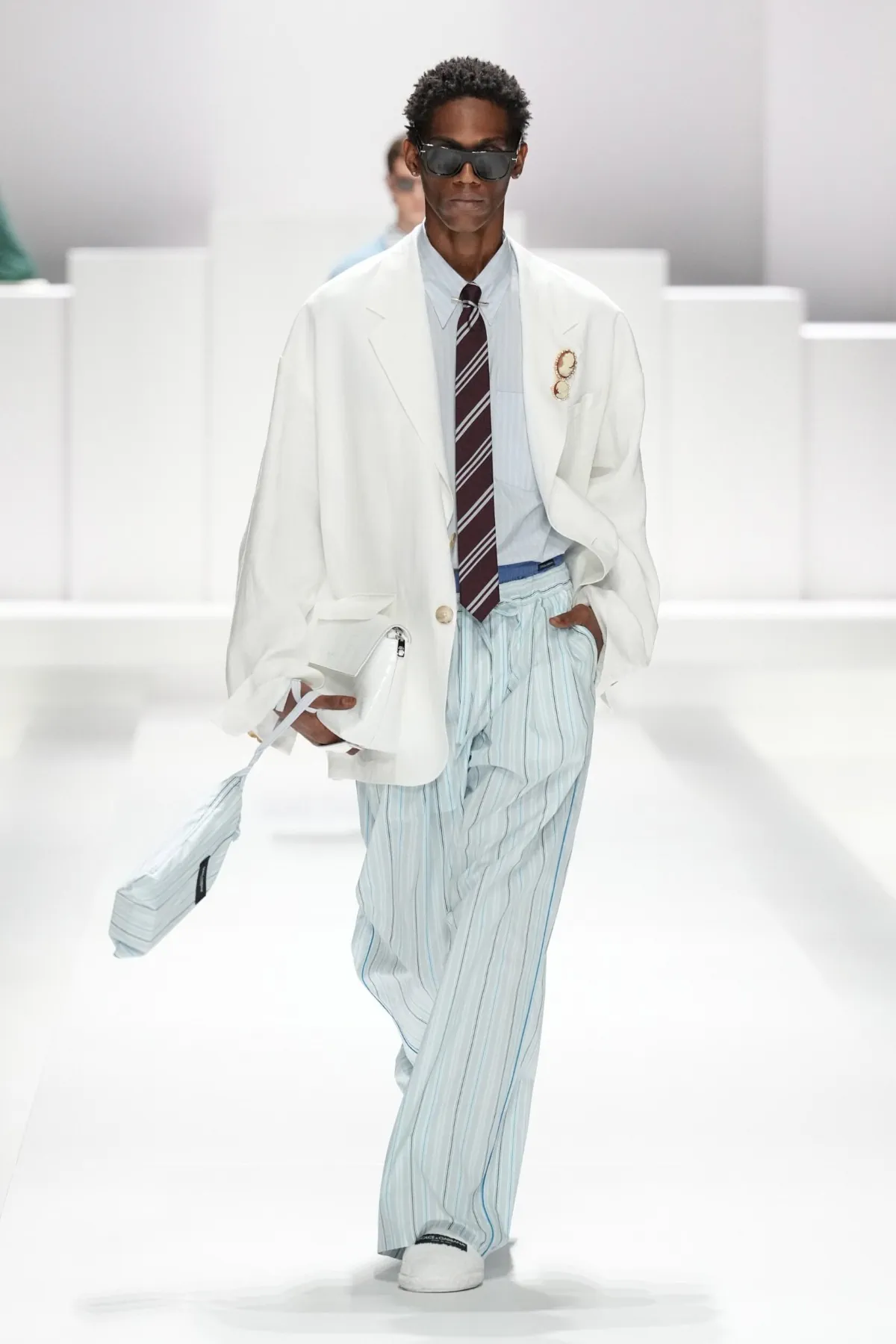 Pour le Printemps 2026, Dolce & Gabbana transforme le pyjama masculin en véritable manifeste de mode