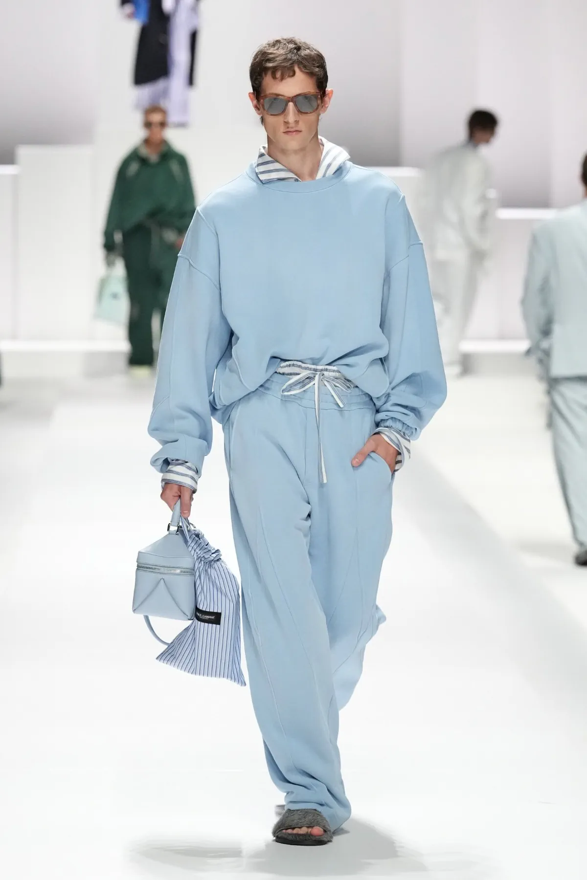 Pour le Printemps 2026, Dolce & Gabbana transforme le pyjama masculin en véritable manifeste de mode