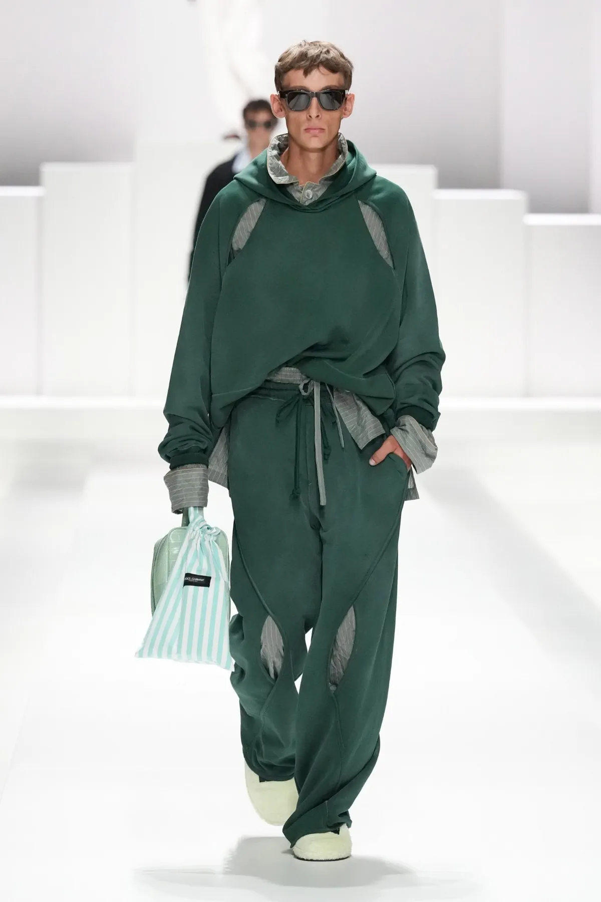 Pour le Printemps 2026, Dolce & Gabbana transforme le pyjama masculin en véritable manifeste de mode