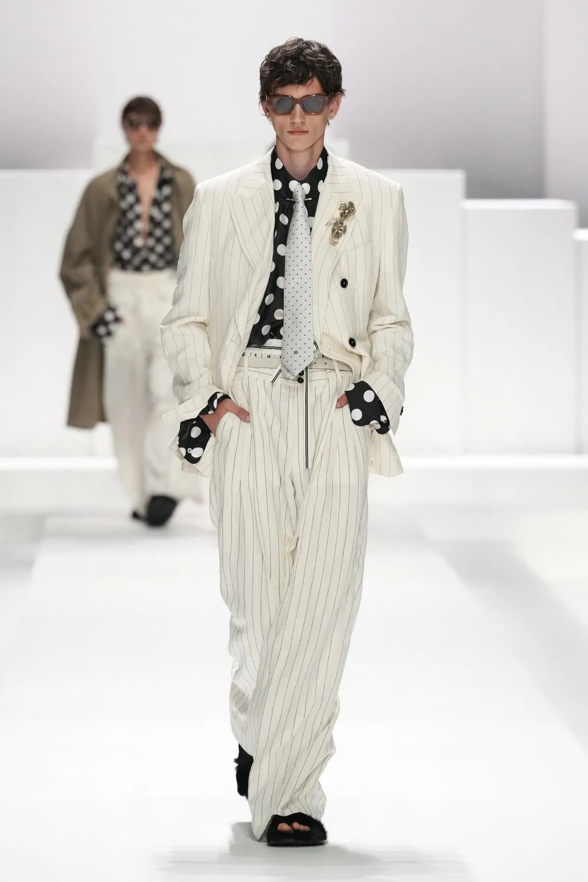 Pour le Printemps 2026, Dolce & Gabbana transforme le pyjama masculin en véritable manifeste de mode