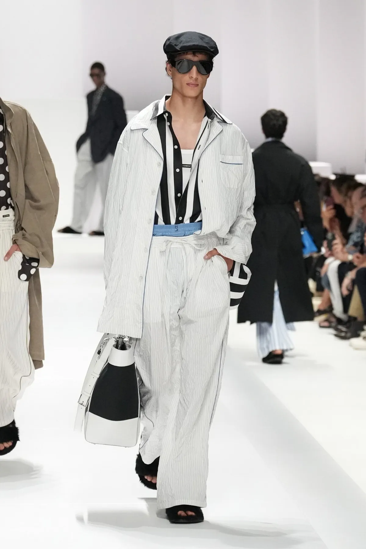 Pour le Printemps 2026, Dolce & Gabbana transforme le pyjama masculin en véritable manifeste de mode