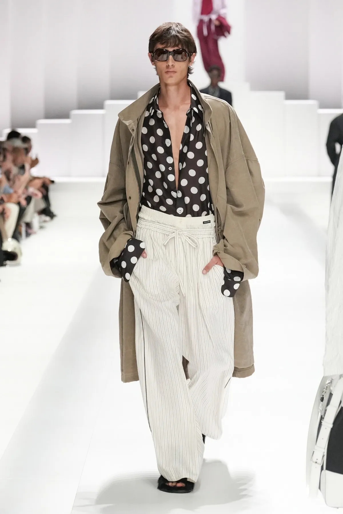 Pour le Printemps 2026, Dolce & Gabbana transforme le pyjama masculin en véritable manifeste de mode