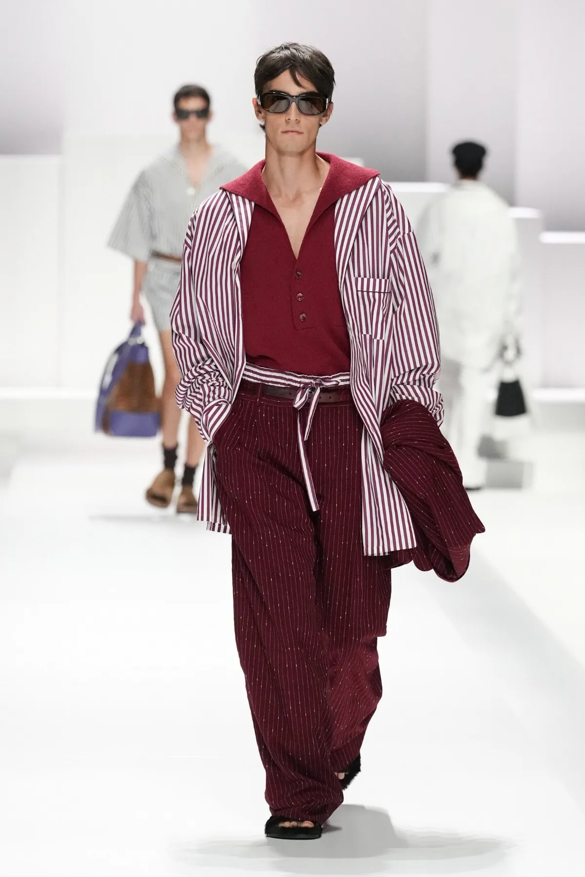 Pour le Printemps 2026, Dolce & Gabbana transforme le pyjama masculin en véritable manifeste de mode
