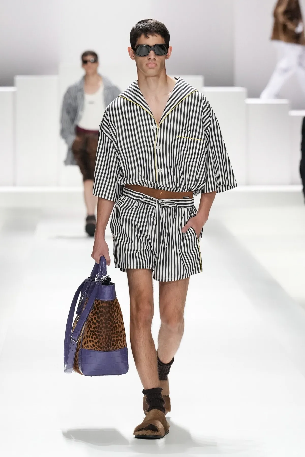 Pour le Printemps 2026, Dolce & Gabbana transforme le pyjama masculin en véritable manifeste de mode