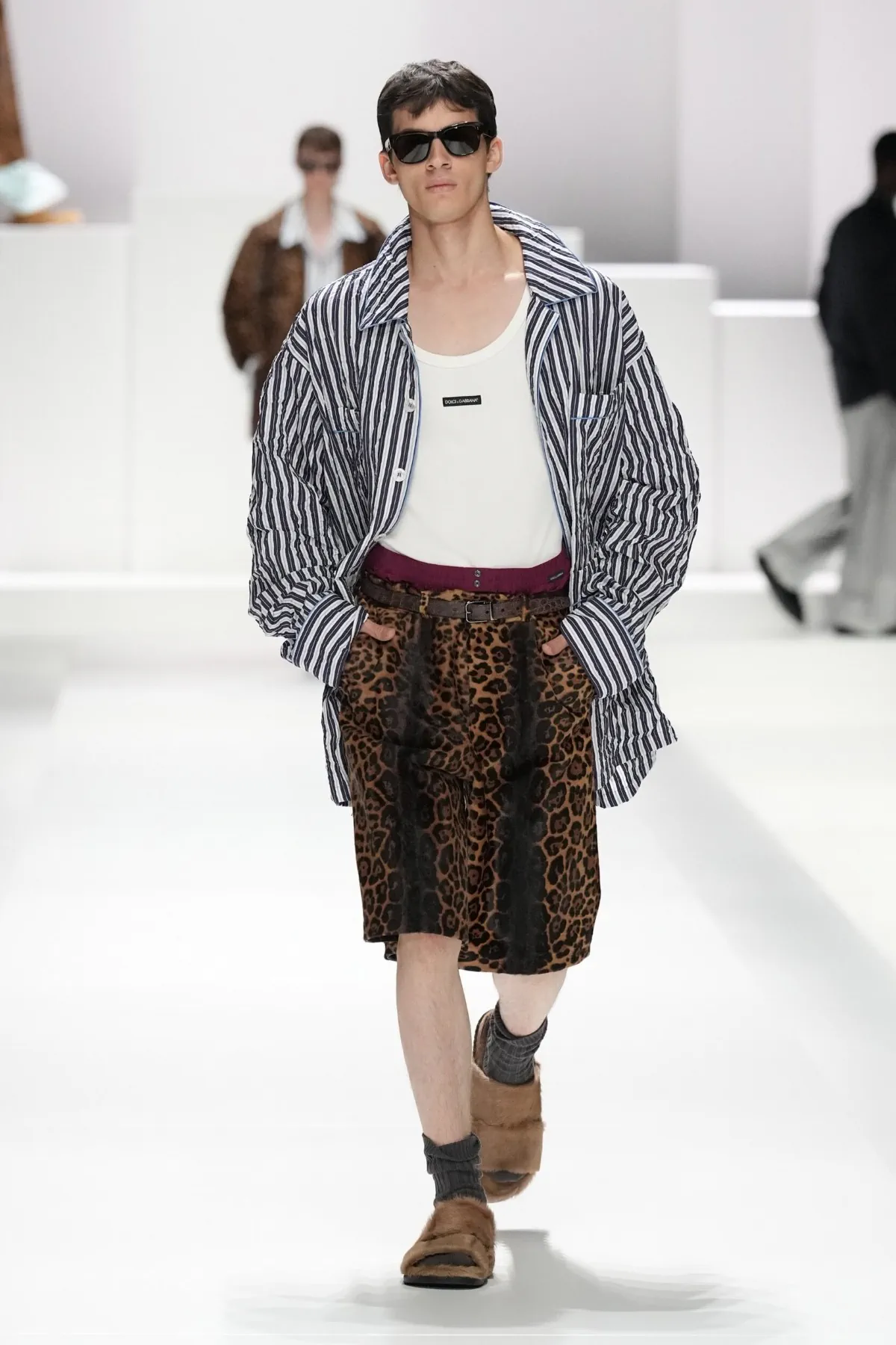Pour le Printemps 2026, Dolce & Gabbana transforme le pyjama masculin en véritable manifeste de mode