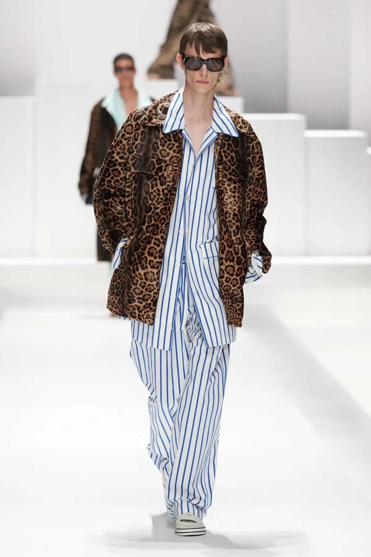 Pour le Printemps 2026, Dolce & Gabbana transforme le pyjama masculin en véritable manifeste de mode