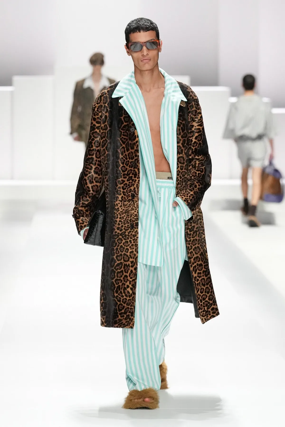 Pour le Printemps 2026, Dolce & Gabbana transforme le pyjama masculin en véritable manifeste de mode