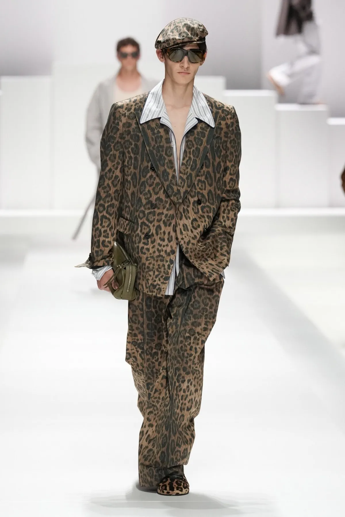 Pour le Printemps 2026, Dolce & Gabbana transforme le pyjama masculin en véritable manifeste de mode