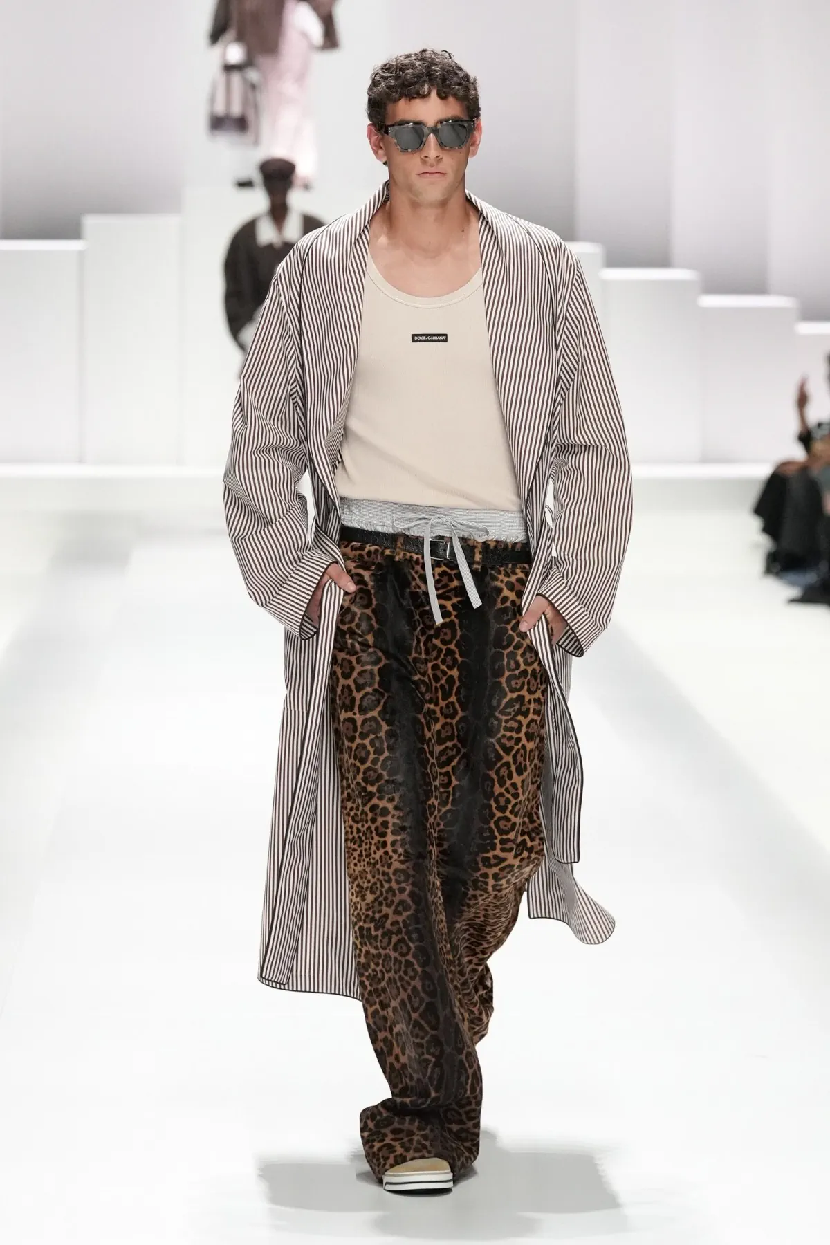 Pour le Printemps 2026, Dolce & Gabbana transforme le pyjama masculin en véritable manifeste de mode