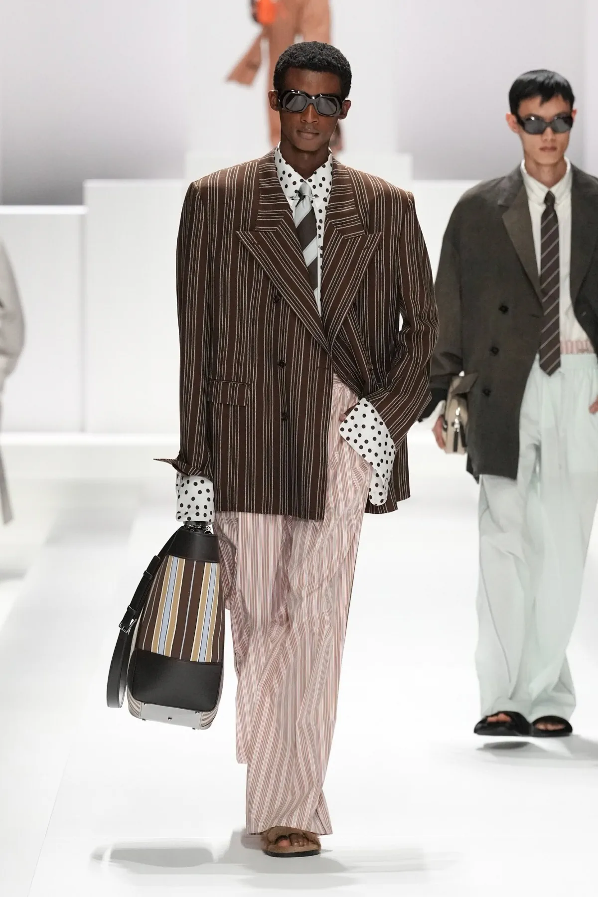 Pour le Printemps 2026, Dolce & Gabbana transforme le pyjama masculin en véritable manifeste de mode