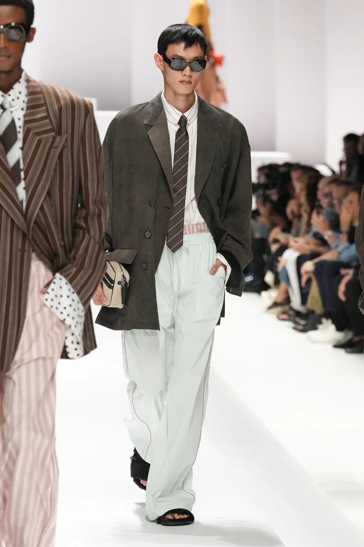 Pour le Printemps 2026, Dolce & Gabbana transforme le pyjama masculin en véritable manifeste de mode